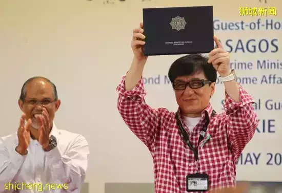 成龙和空姐搂肩照流出,还要电话、地址?女方回应!他两次为新加坡做好事而被骂