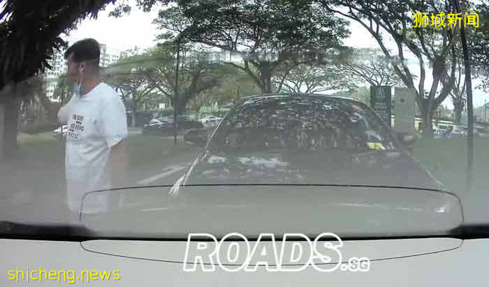 轿车不知何故往前冲 父子差2秒险被撞