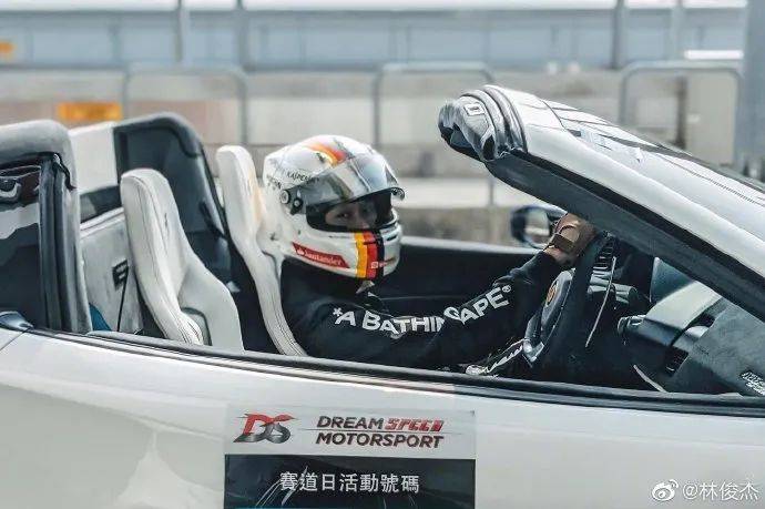 林俊杰回到新加坡过年啦！还在滨海湾骑车遛圈