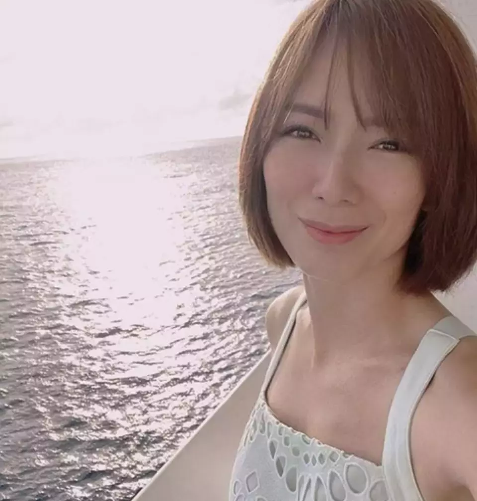 驚！新加坡女星鄭秀珍跟10歲兒子聊“性”，尺度真大