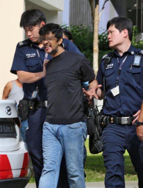 毒男反锁屋内4小时 惊动近50警察捉人