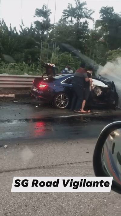 新加坡裕廊恐怖车祸！车头起火，十几个客工从翻车大巴中爬出