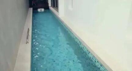 中国香港艺人许绍雄晒新加坡豪宅!网友:土豪我们做朋友吧