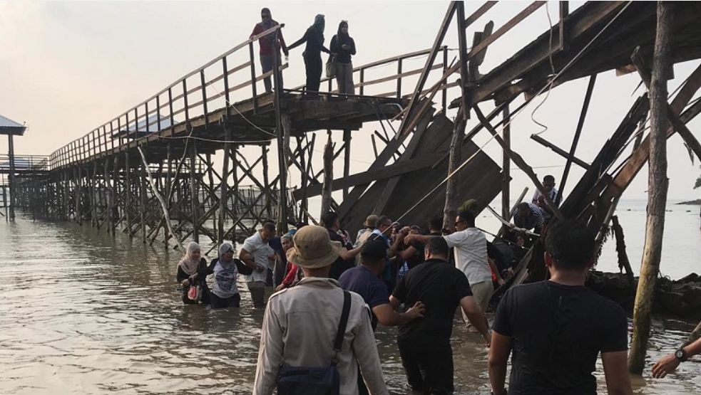 新加坡“后花园”五星级度假村木桥坍塌，至少26人坠海！