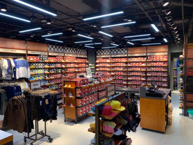 Vans 在IMM開設首家店，鞋子促銷”半價”折扣