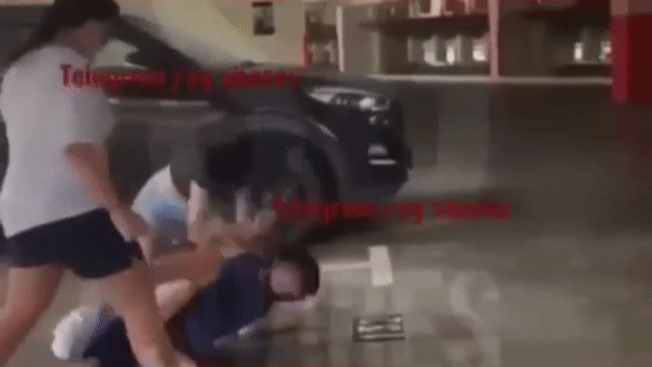 新加坡女学生停车场被同学暴打,专家提醒:女学生已习惯被欺负