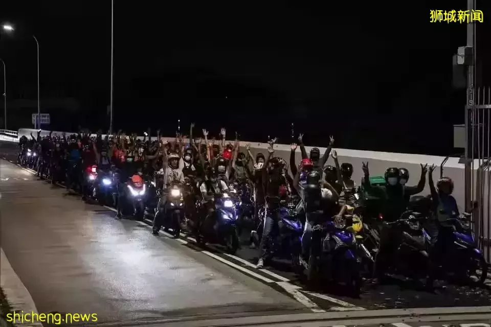 10000人!实拍新马通关历史一刻:长堤狂奔、百米人龙、深夜欢呼