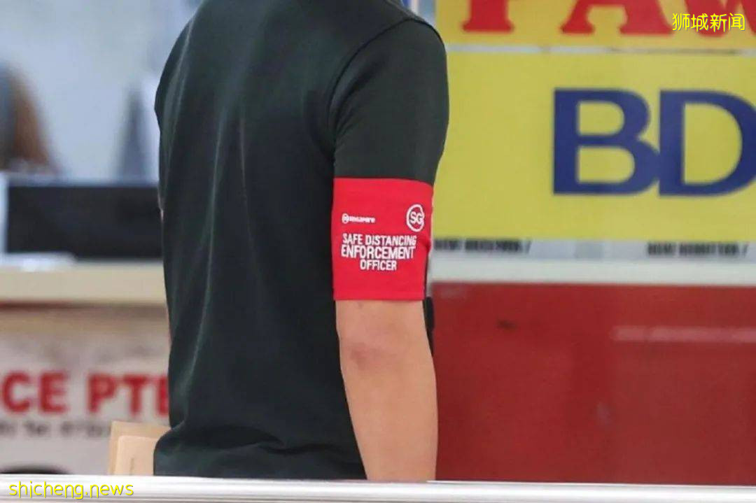 這位新加坡老人沒打疫苗,不允許進入商場後坐地撒潑