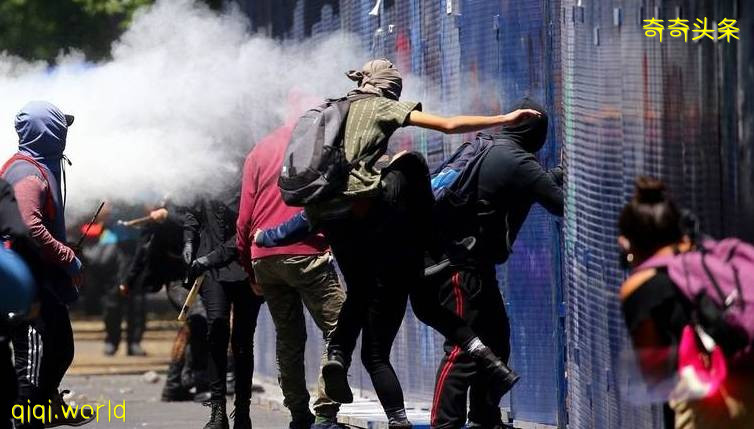 美国驻墨西哥大使馆遭投燃烧弹 抗议者焚毁美企机构