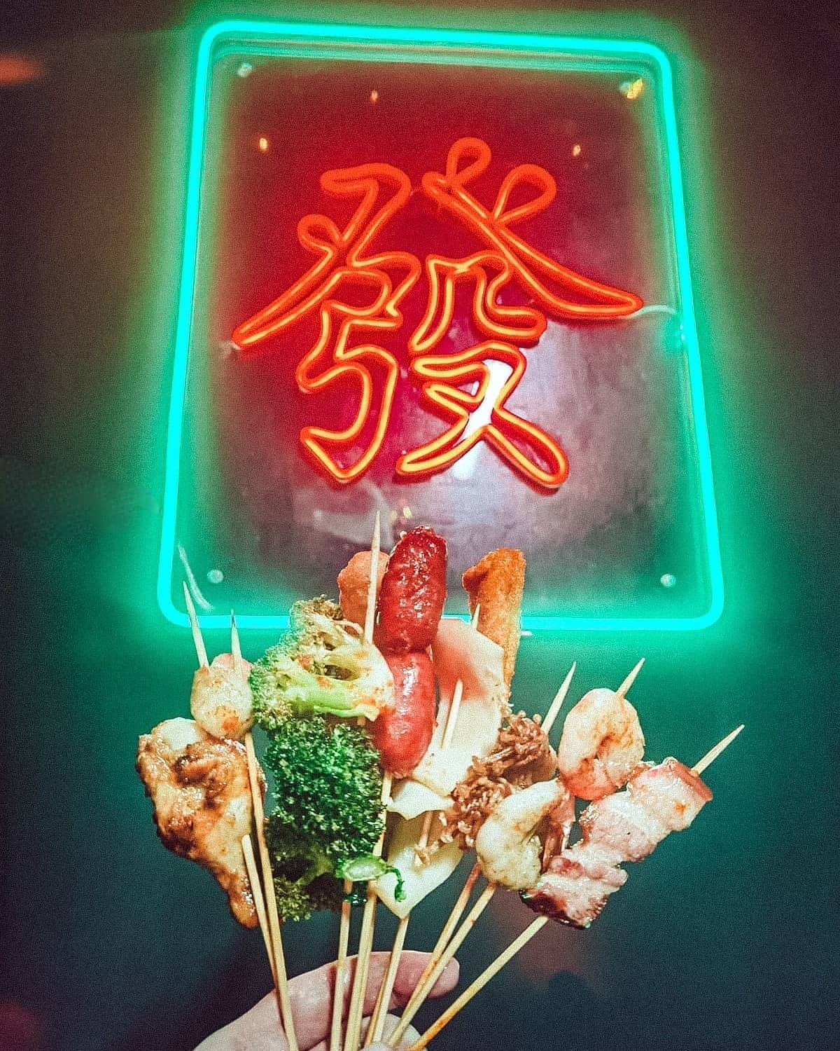 “LOK不LOK Bistro”碌碌每支$1🍢秘制蘸醬+海鮮拉面+霓虹燈打卡牆，長胖也要吃🥰