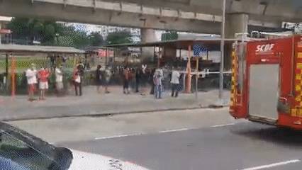 實拍新加坡巴士撞進德士站!頂棚倒塌、多人受傷,部長到場