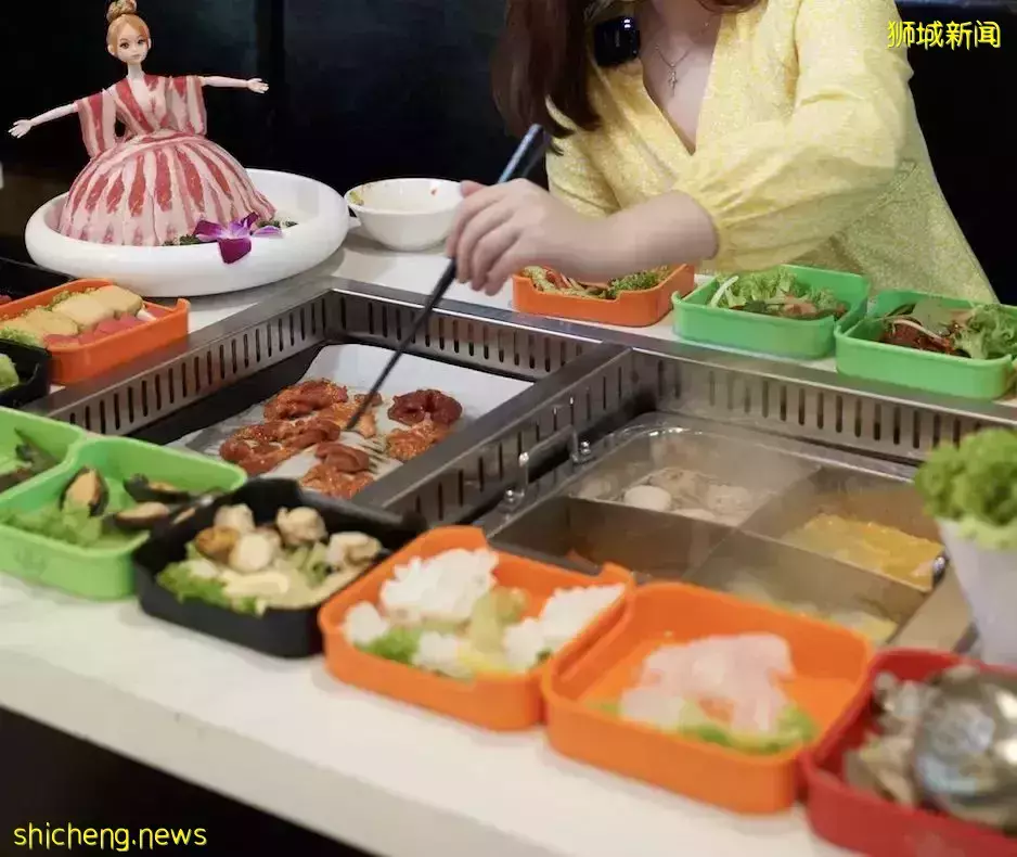 锅底限时免费!新加坡这家店烤涮双享:70种菜品、实现吃肉自由