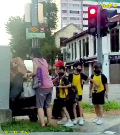 老奶奶过马路推车遇困难，三名小学生帮忙