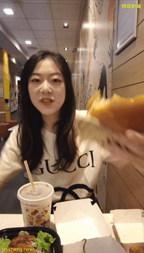 美女小姐姐实拍!这个麦当劳汉堡太好吃了!只在新加坡才有