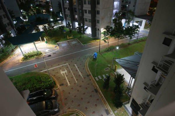 德士失控撞组屋 3岁女童吓到哭 眼眶擦伤