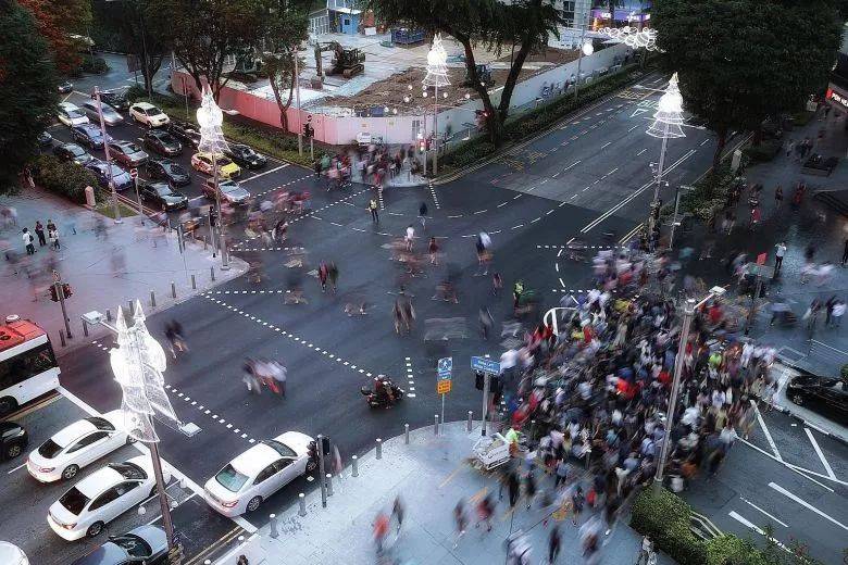 震驚!美國華裔官員被逼當場脫衣,回應歧視和汙蔑!新加坡也有“隱性歧視”嗎