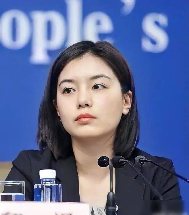 中国最美女翻译走红网络 新加坡的最美翻译是谁