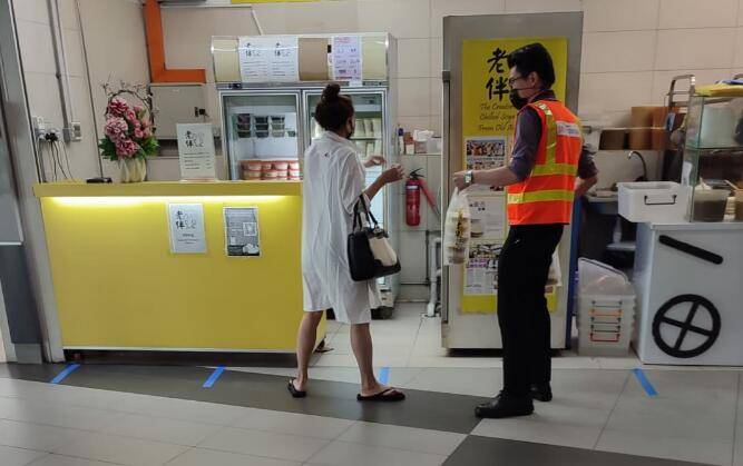 新加坡妹紙請車長吃“豆腐”,莫名其妙吃“豆腐”還打包?有點懵