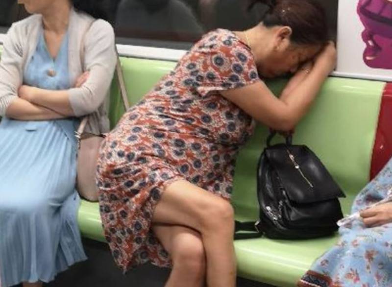 Aunty地铁一人霸占两座，网友却议论纷纷