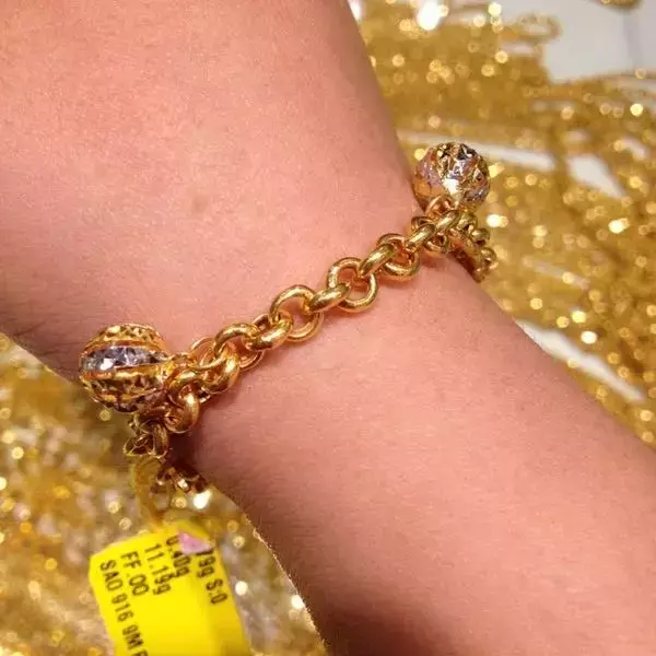 新加坡女佣偷雇主74件财物,打算寄给男友!竟然这样被发现