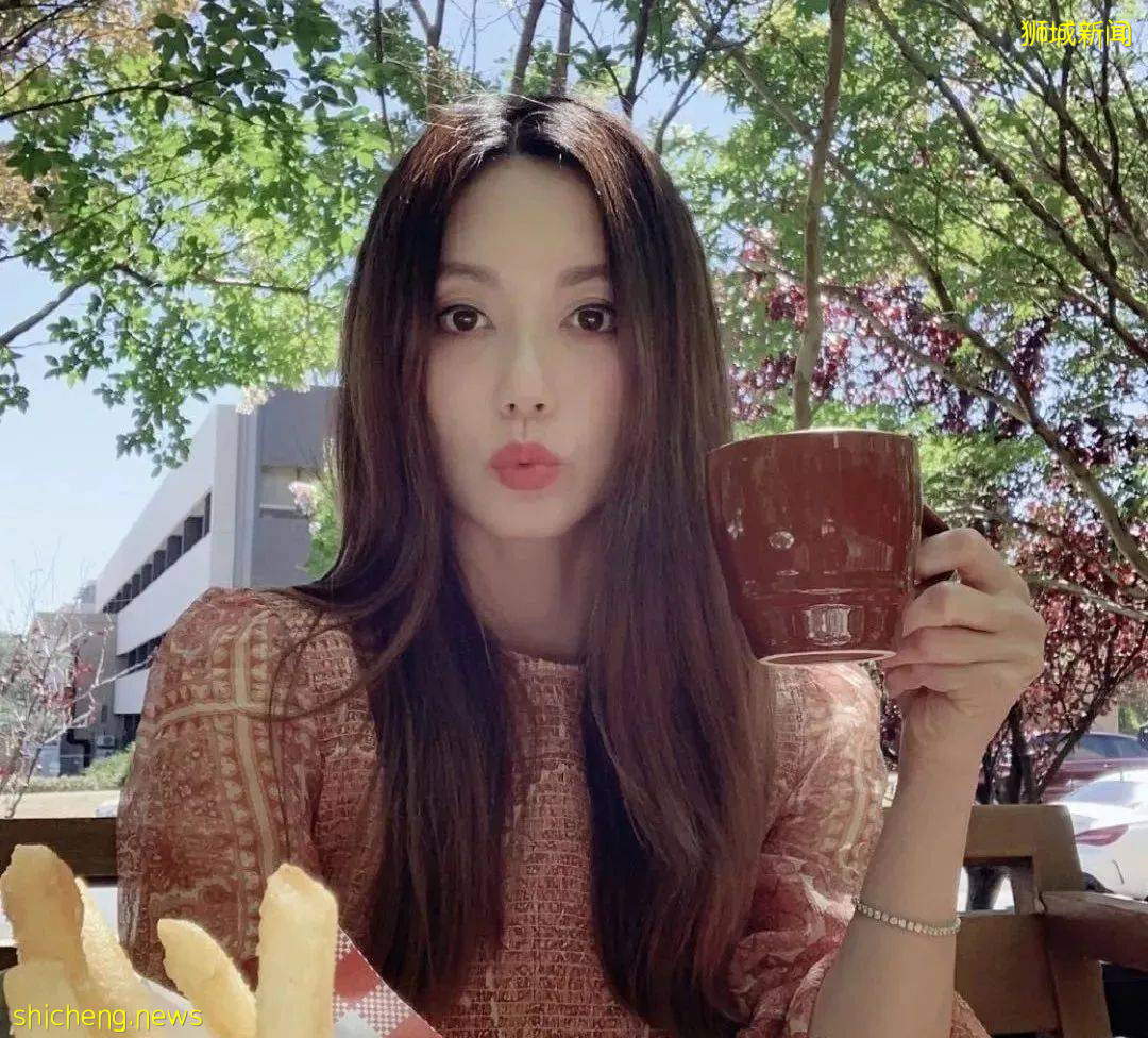 新加坡童年女神隐婚10年，41岁嫁富豪老公，50岁美成了天仙