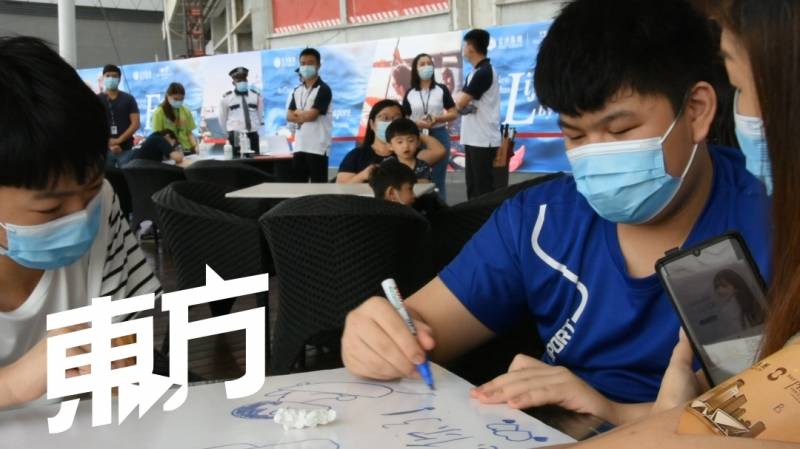 坐游艇到柔佛海峡边界 与滞留新国家人“近距离相会”