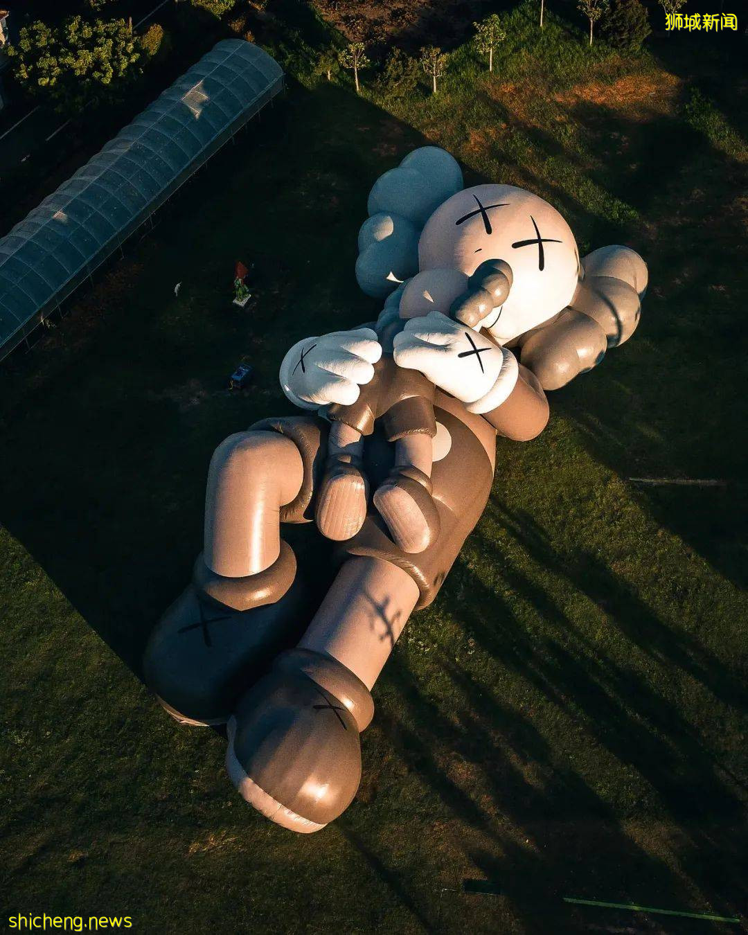 《KAWS: HOLIDAY》11月正式登陸新加坡！42米濱海灣浮動舞台巨型擁抱雕塑&獅城獨家收藏品，讓你大飽眼福