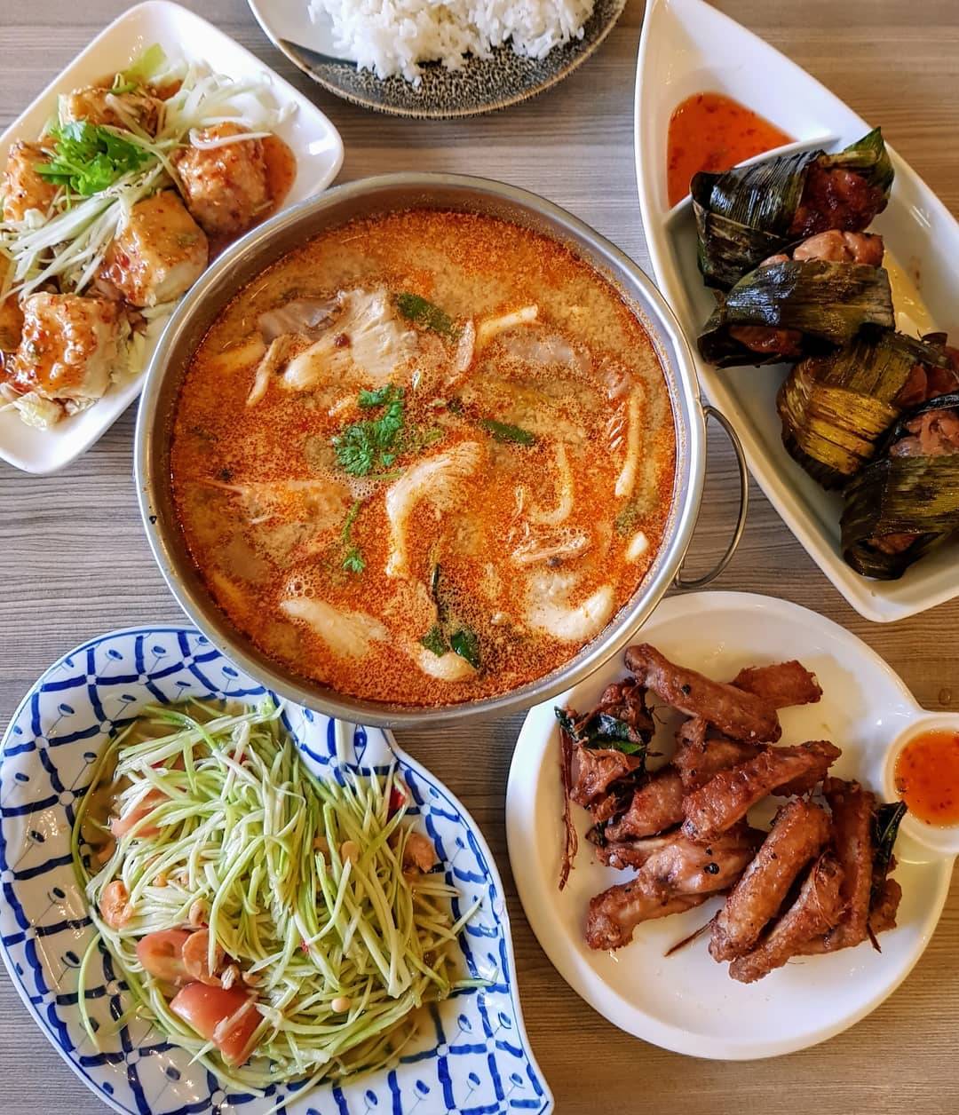 穿越泰國街頭🇹🇭 精選6大平價泰式餐廳，最低只要S$0.80🤩 跟著清單吃一遍，絕對滿足你的胃