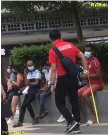 新加坡安全大使拿尺测量安全距离惹争议,网友:拿着鸡毛蹭热度