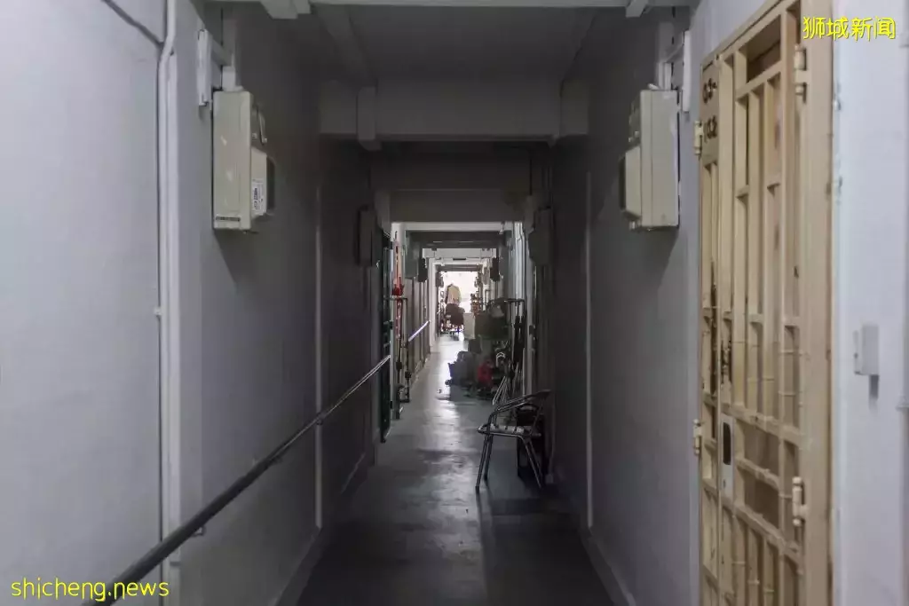 这位新加坡老人,住政府廉租房,却坐拥100万新币存款