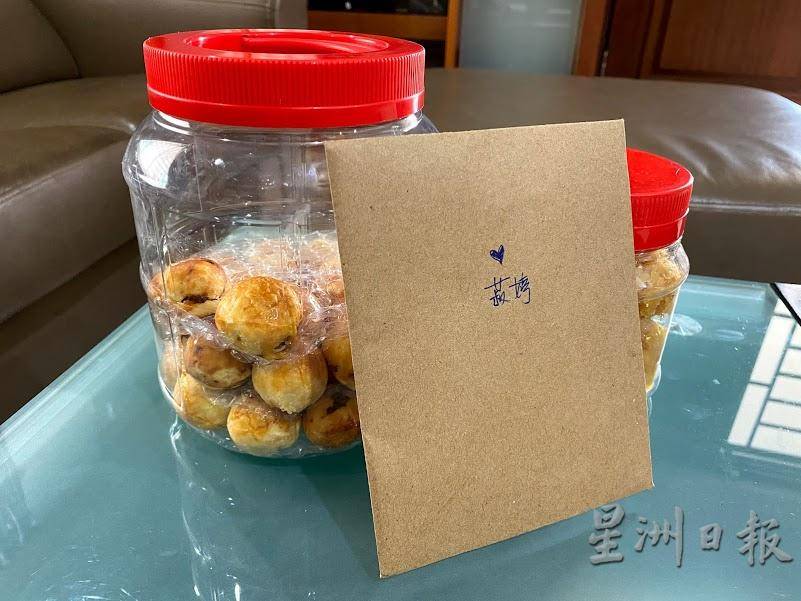 分隔馬新無法團聚 母女互送年餅解鄉愁