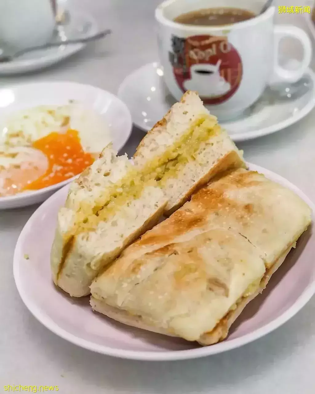 每天叫醒我的不是梦想 · 而是吃早餐! 盘点新加坡10家人气爆棚的咖椰吐司铺 · 香醇口感+爆浆牛油 · 确定不来一口吗