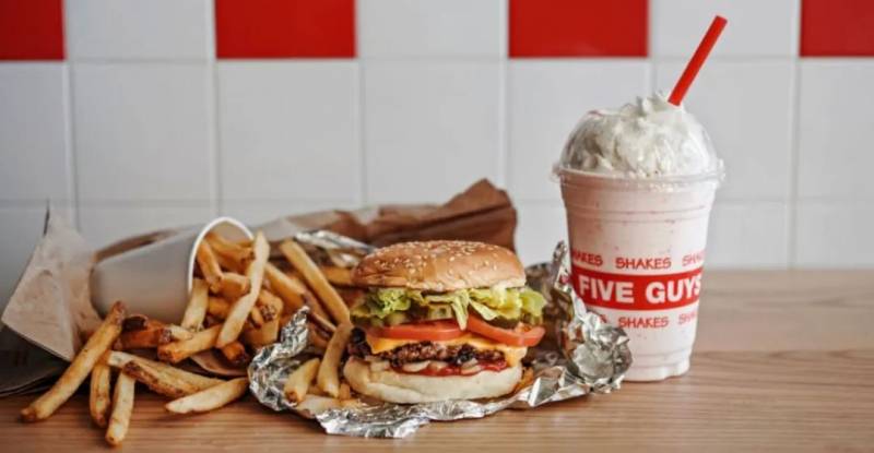人氣漢堡品牌Five Guys,新加坡第二家分店即將開業啦