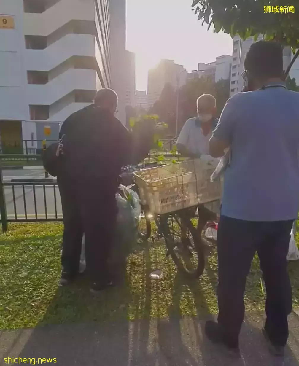 这个老人独居新加坡森林33年！卖菜为生、每月寄给子女500新