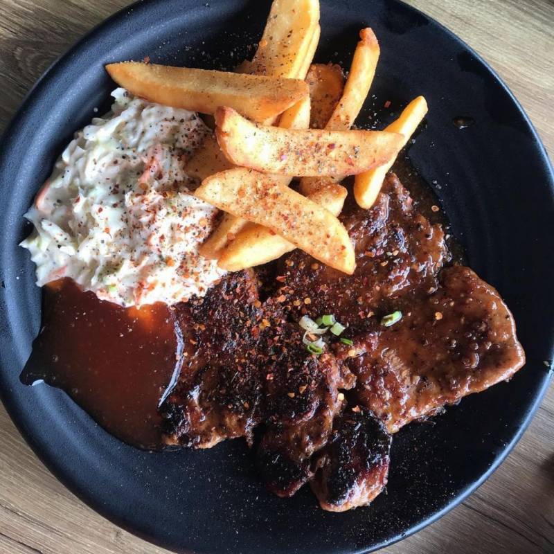 吃西餐不用花大錢!Wild Olives 餐點只從S$4.80起😍 嫩烤豬排、牛排、意面,平價好吃又大份