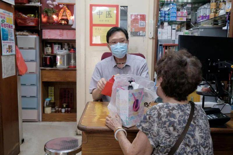 “這裏做的都是熟客，熟到掉下來啦”——逼近搬遷死線的新加坡‘老人區’長啥樣