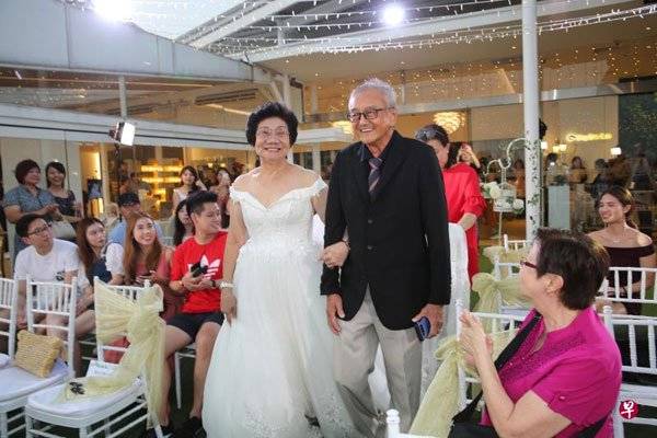 孙女佯装相偕逛街安排惊喜 老夫妻结婚54周年重披婚纱
