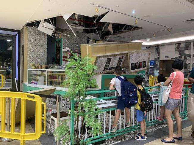 险被砸工作人员直呼“吓死人” 小吃店招牌突脱落