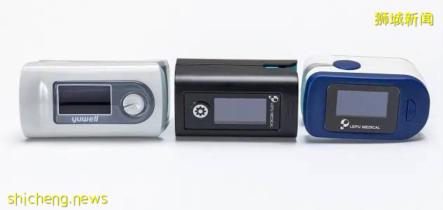 昨早,一大批人冒雨领政府免费发的血氧仪,价值50新币