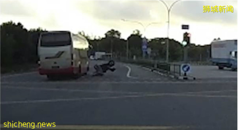 遭巴士拖行約10米 騎士關鍵時刻“彈開”保命