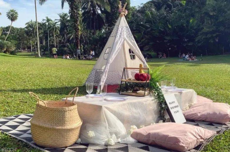 新加坡首都戏院Capitol Theatre开露营拉!帐篷里看电影,能过夜,能野餐,还能玩棋牌