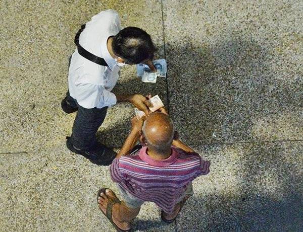 墙壁当账簿记赌帐   公寓变邻里马场