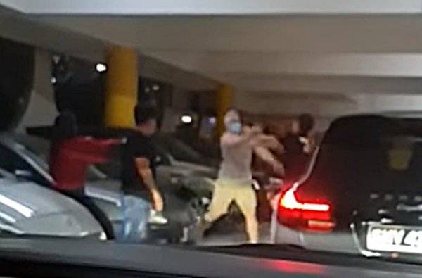 【空拳KO三男子】白发叔指醉酒男挑衅   护妻才动手自卫