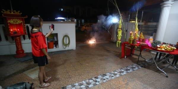 【柔佛人头条】人在狮城另类团聚 隔屏参与 线上拜天公 