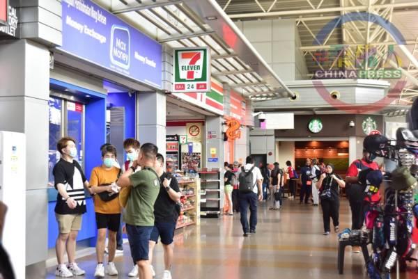 ◤武汉肺炎◢新加坡确诊病例增 越堤族少外出 戴口罩防疫