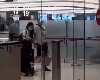 最新！妈妈在新加坡机场抓小三后续：孩子被渣男骗走，音讯全无
