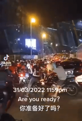 10000人!实拍新马通关历史一刻:长堤狂奔、百米人龙、深夜欢呼