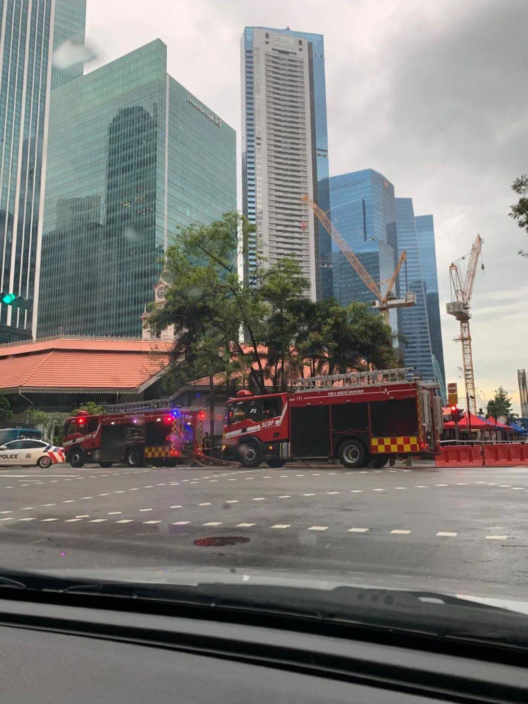 新加坡市中心老巴刹爆炸起火，緊急疏散50個攤販，濃煙滾滾