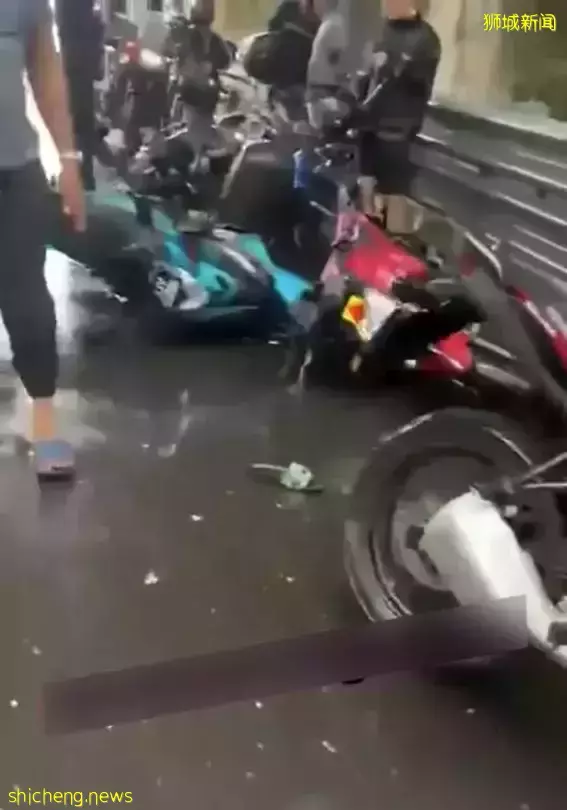 避雨避不了横祸 失控车 连撞 7摩哆