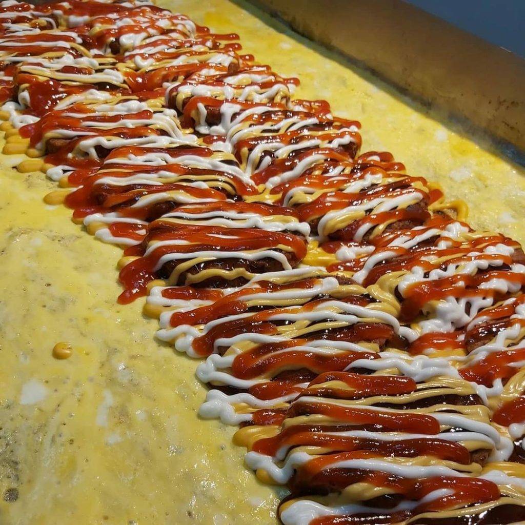 宵夜就吃它！義順&勿洛驚現Ramly Burger攤位🍔 街頭特色漢堡，特調醬汁+雙層肉餅超給力